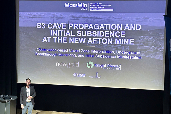 Kevin Davenport de Knight Piésold Canadá presenta estudio sobre minería por hundimiento en bloque en MassMin 2024