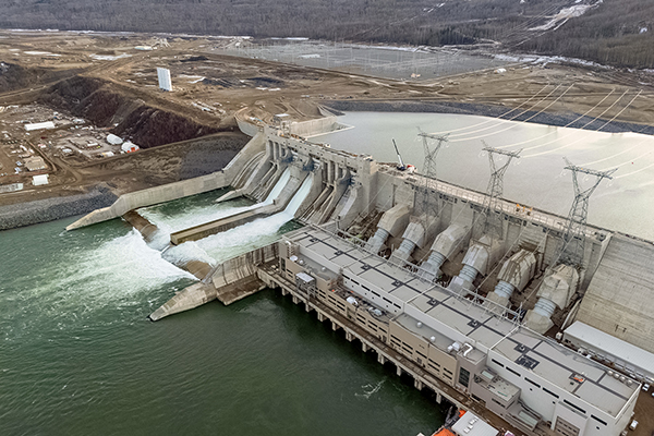 Proyecto de Energía Limpia del Sitio C alcanza hitos importantes: Inicia la generación de electricidad y concluye el llenado del embalse
