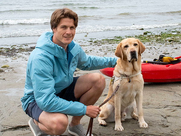 El ingeniero sénior Scott Rees, de Knight Piésold Canadá, logra una travesía a nado de 30 km en el Estrecho de Georgia para recaudar fondos para perros guía canadienses